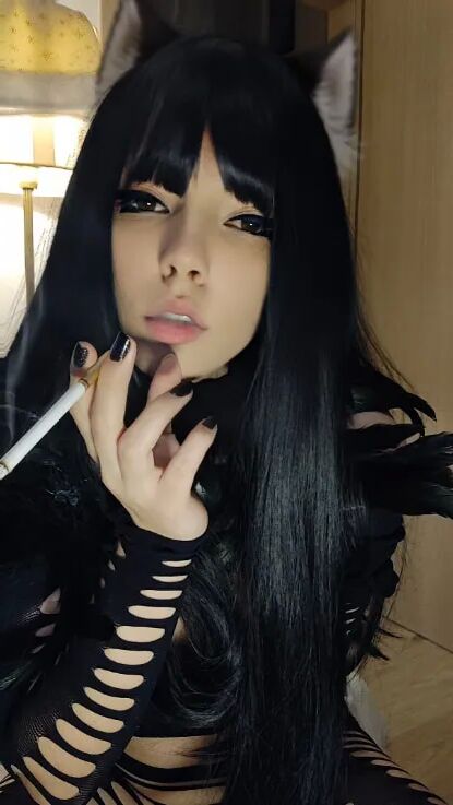 Goth puwussycat smoking - 11 Pics