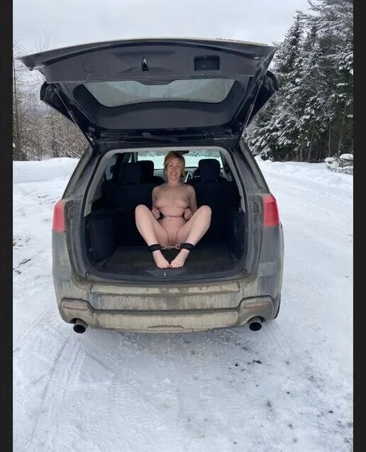 Winter naked slave - 30 Pics