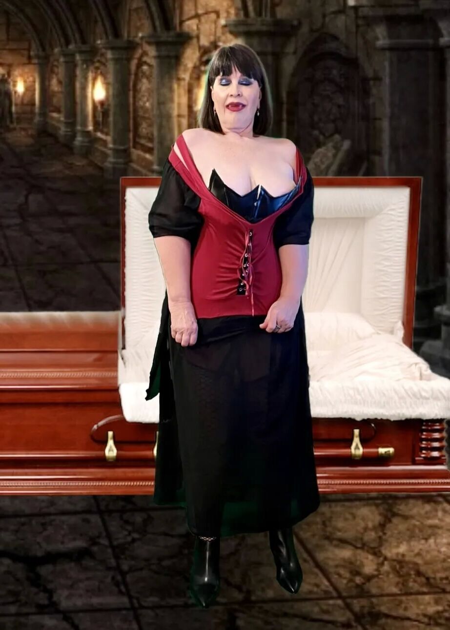 Granny Countess Dracula - 30 Pics