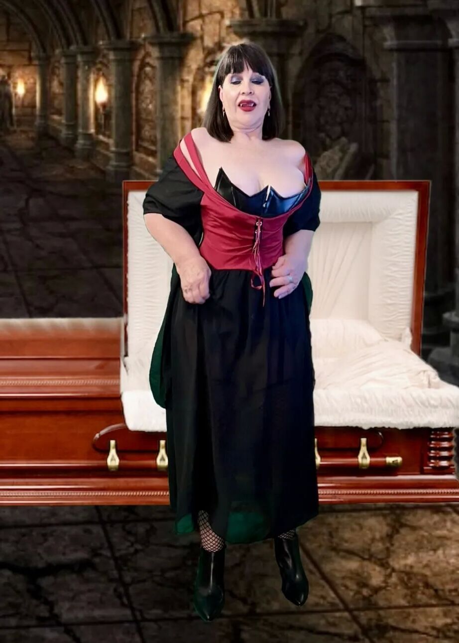 Granny Countess Dracula - 30 Pics