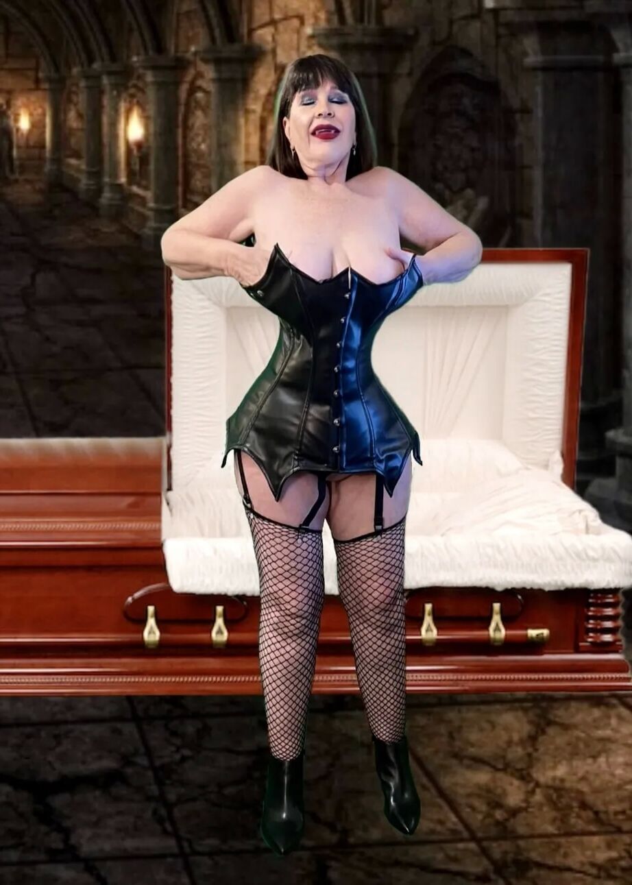 Granny Countess Dracula - 30 Pics