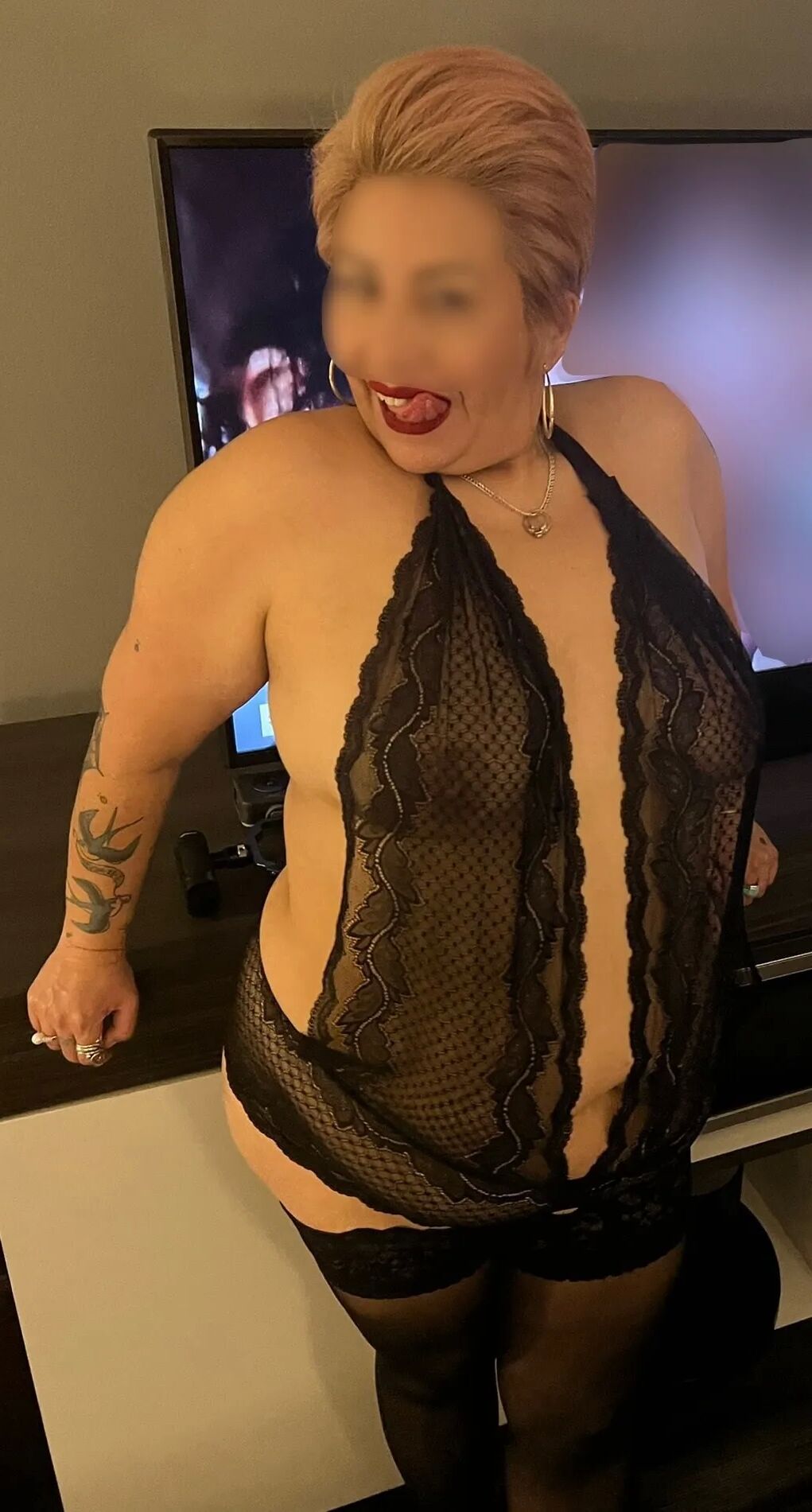 Wife posing in hotel before being fucked by stranger - 32 Pics