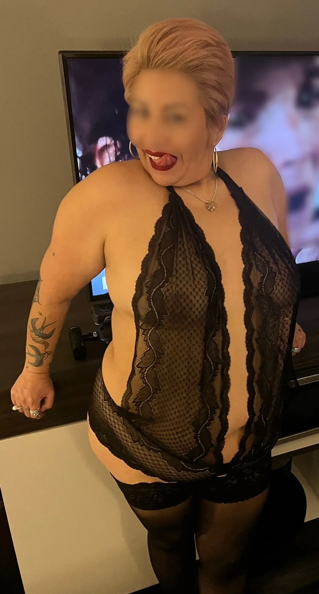 Wife posing in hotel before being fucked by stranger - 32 Pics