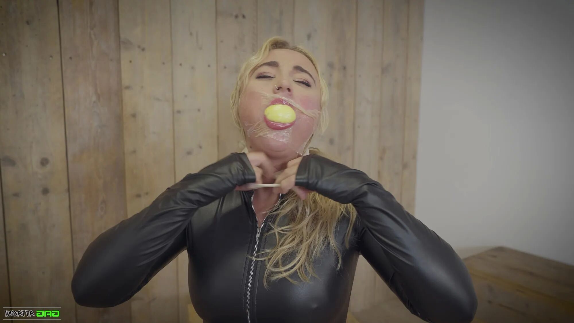 Zoey - Catburglar in Bondage Trouble - 21 Pics