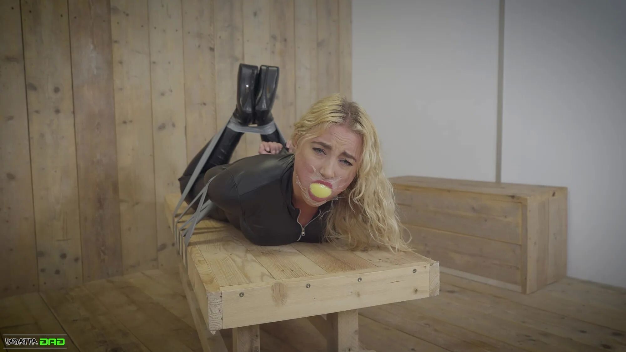 Zoey - Catburglar in Bondage Trouble - 21 Pics