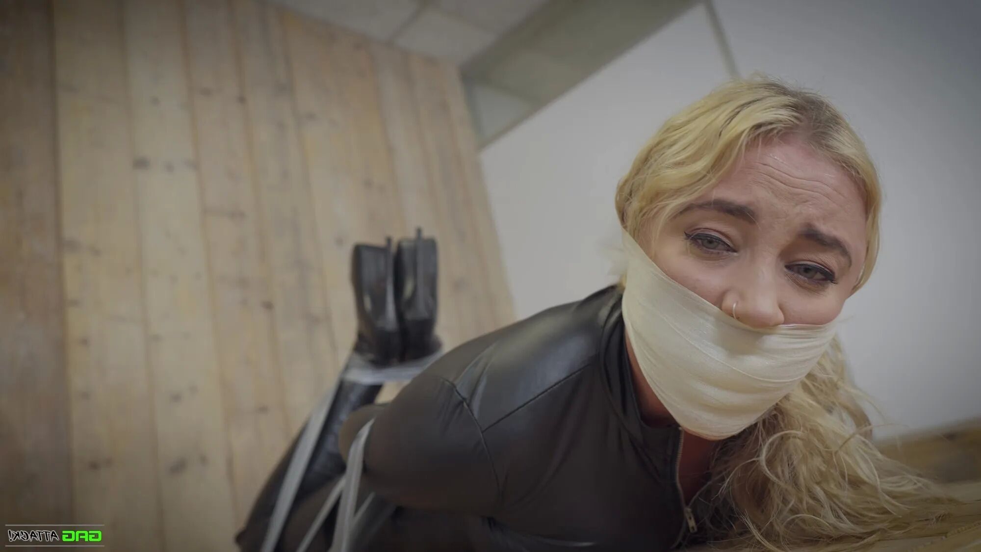 Zoey - Catburglar in Bondage Trouble - 21 Pics