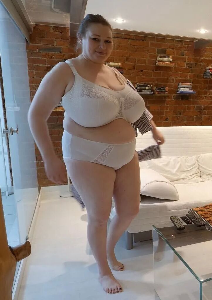 Milking big titty cow - 17 Pics