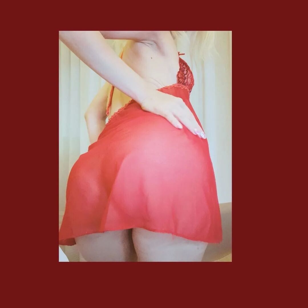 Sexy on red - 6 Pics