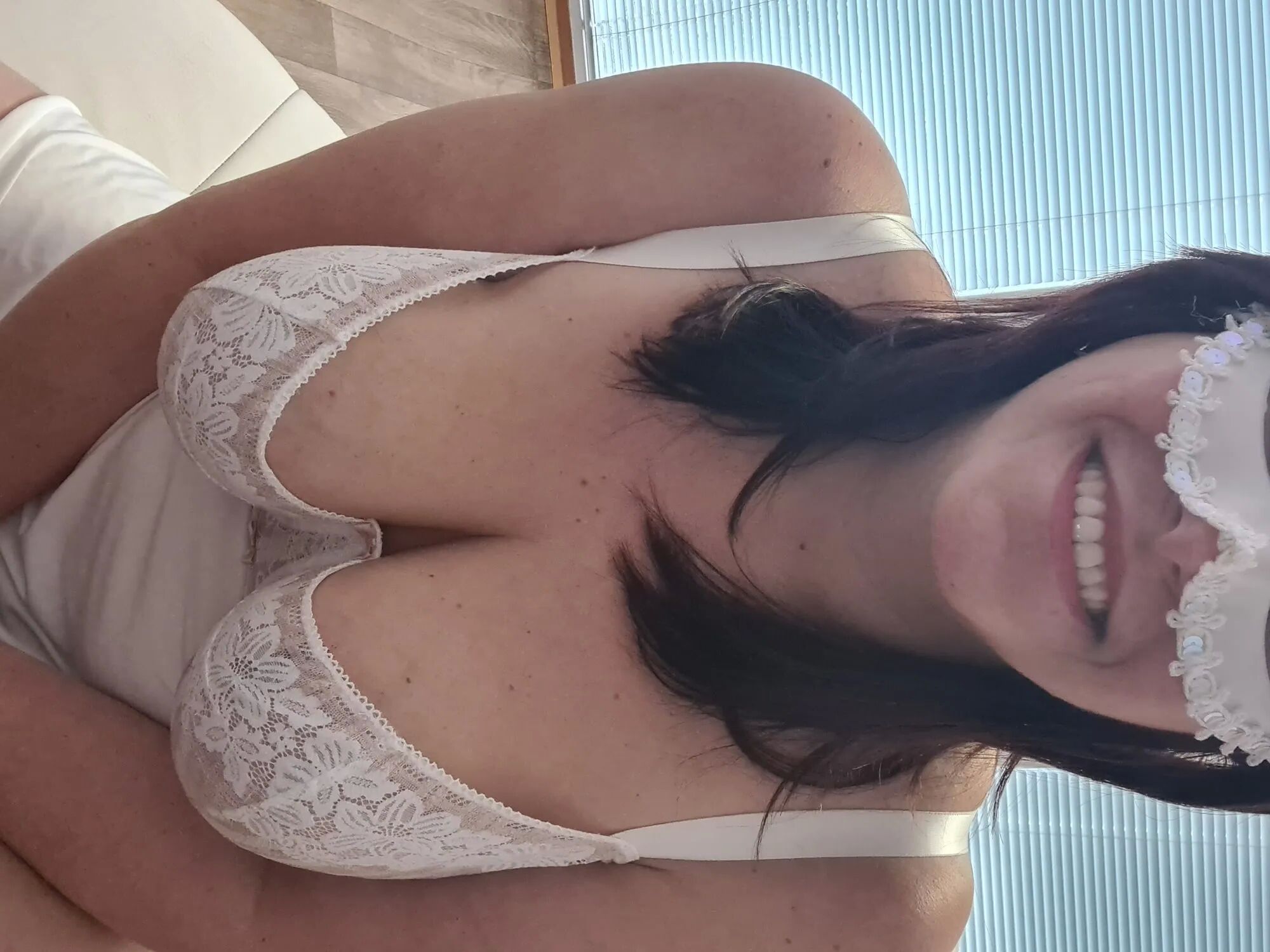 Sending a kiss to my fans - 11 Pics