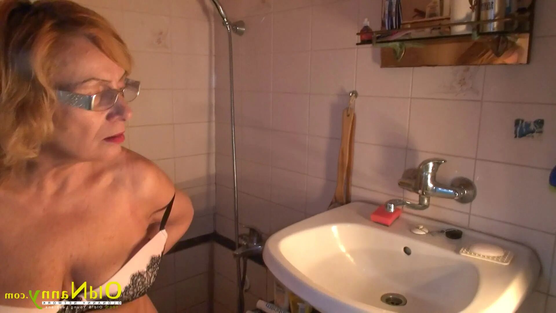 Emmy has a visitor in the bathroom - 18 Pics