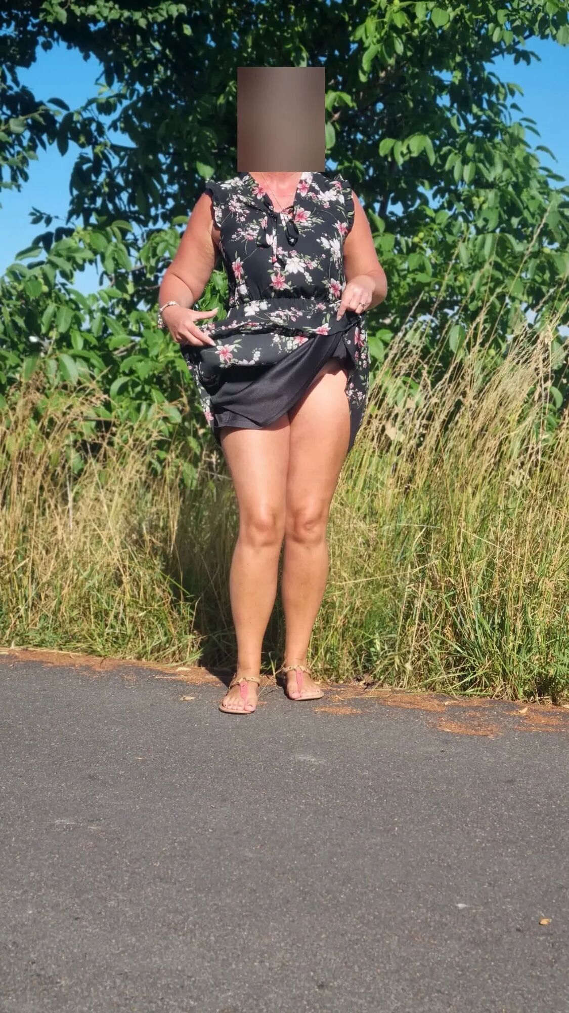Me showing Hairy Pussy Outside - 8 Pics