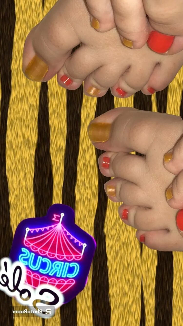 Ari’s sexy feet close up - 8 Pics