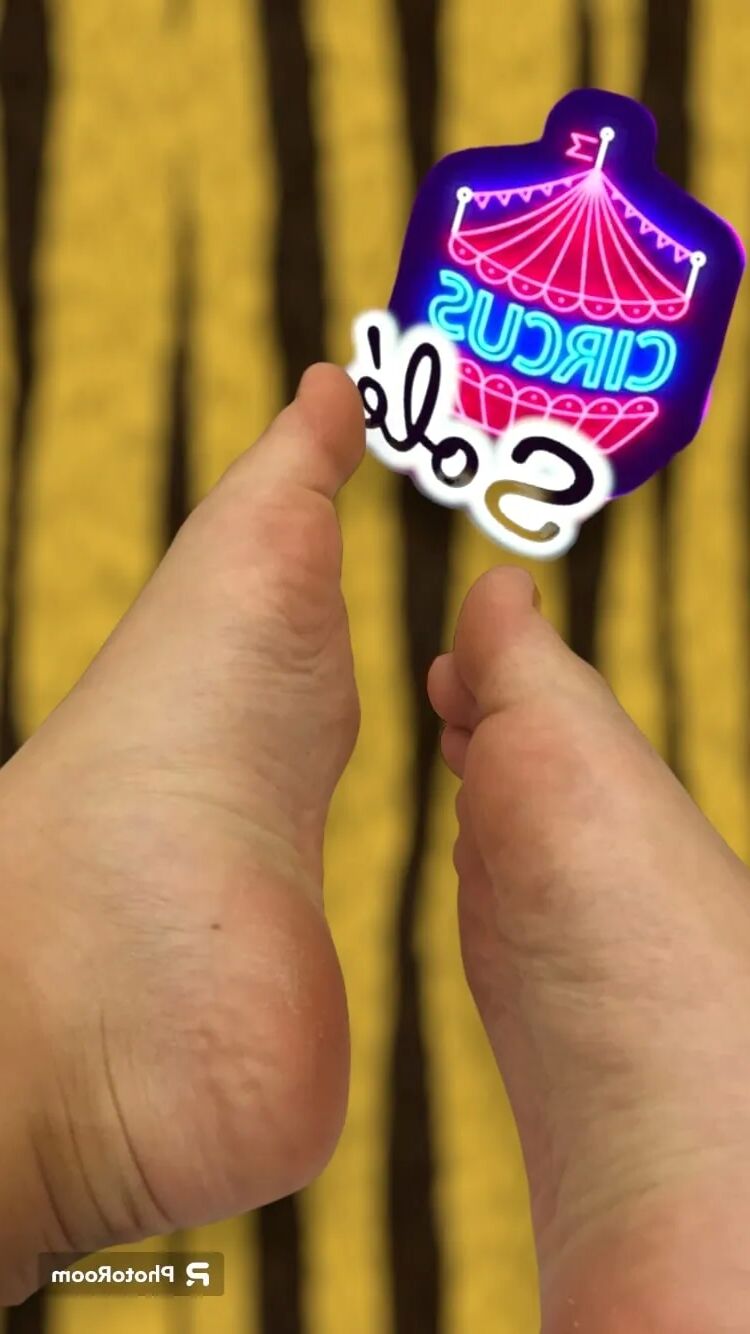 Ari’s sexy feet close up - 8 Pics