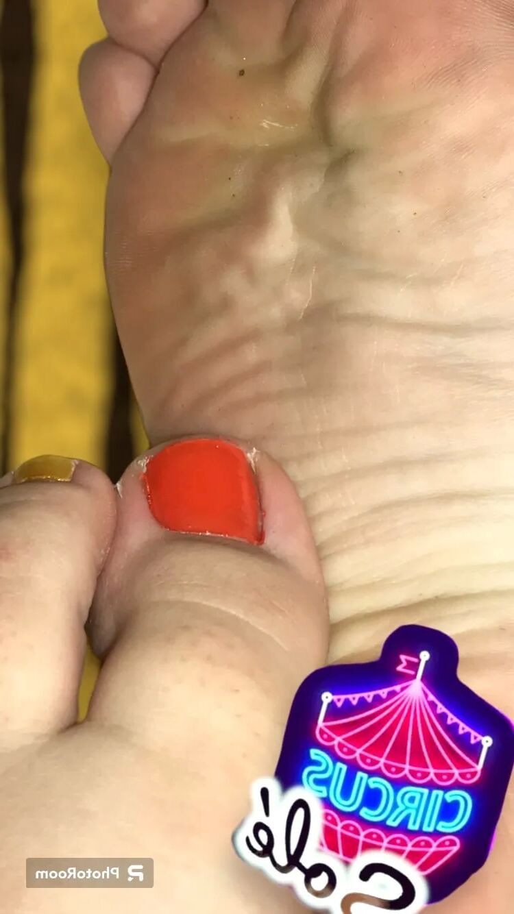 Ari’s sexy feet close up - 8 Pics
