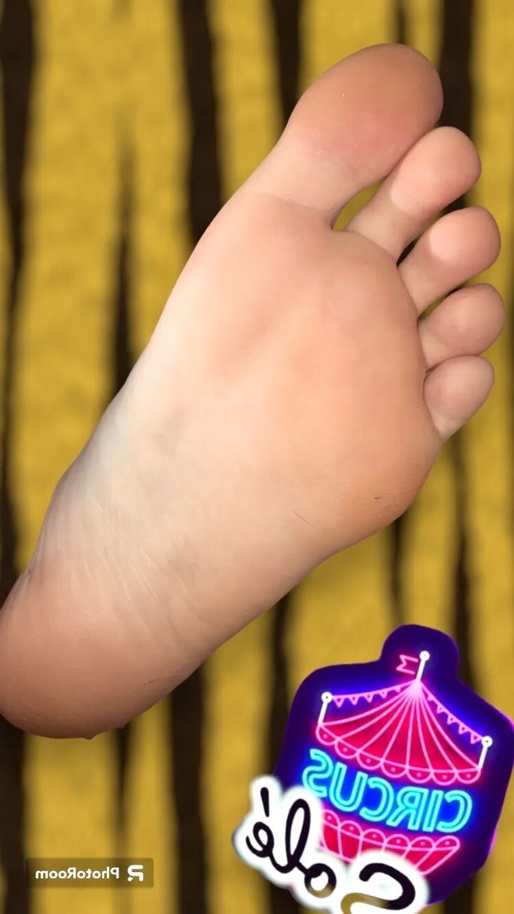 Ari’s sexy feet close up - 8 Pics