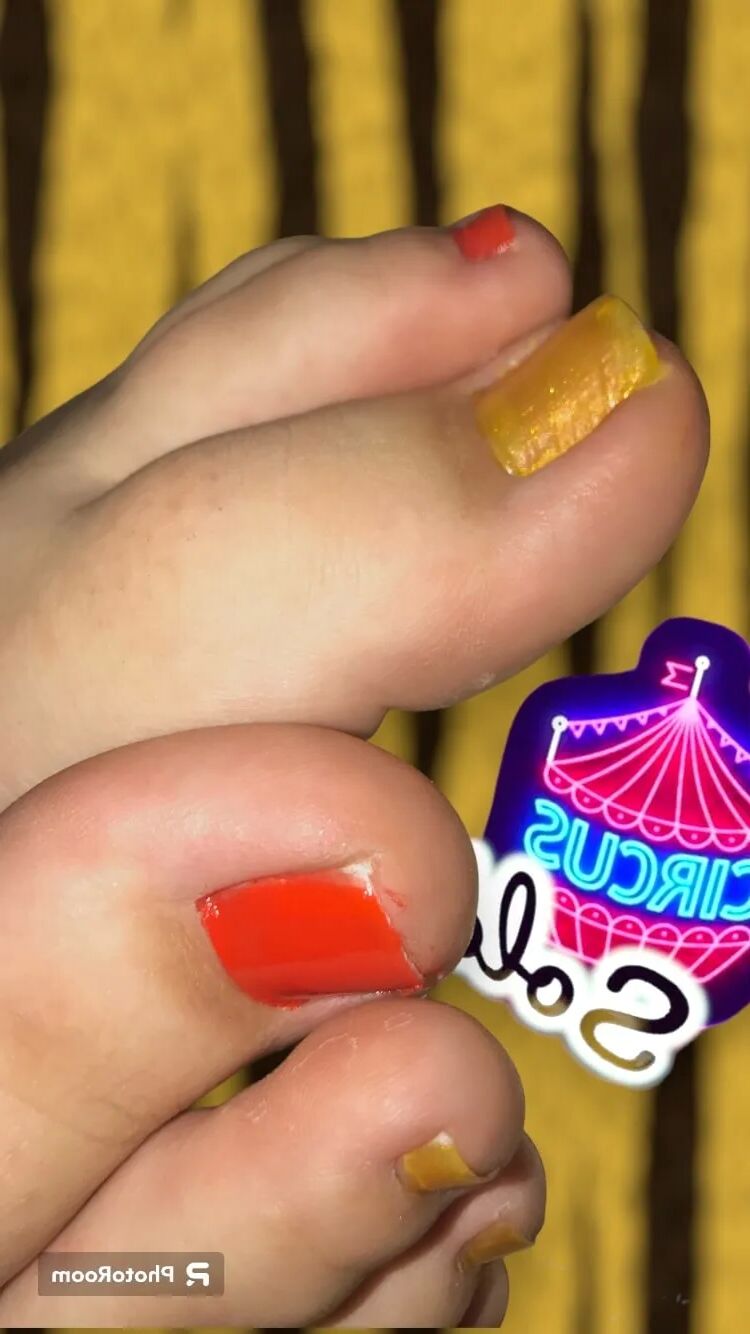 Ari’s sexy feet close up - 8 Pics