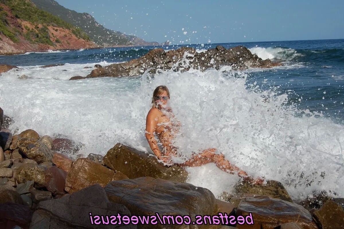 Naked by the sea - 15 Pics
