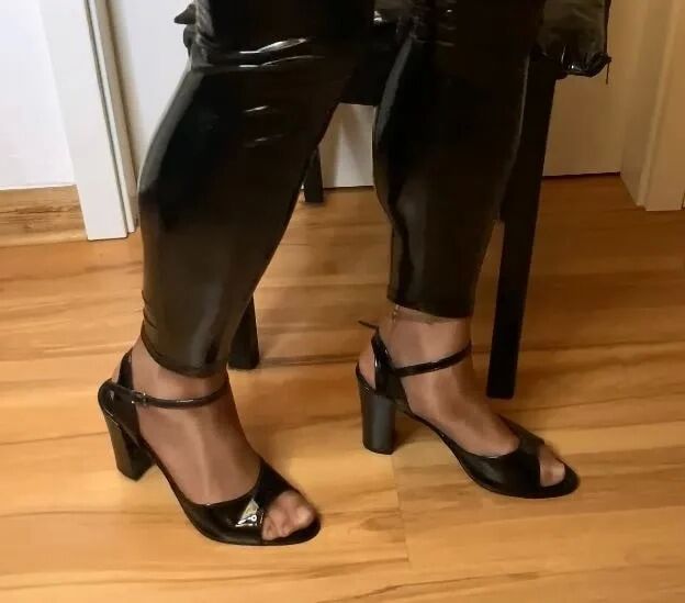 Acht Paar Sandalen mit schwarzem Absatz – 29 Bilder