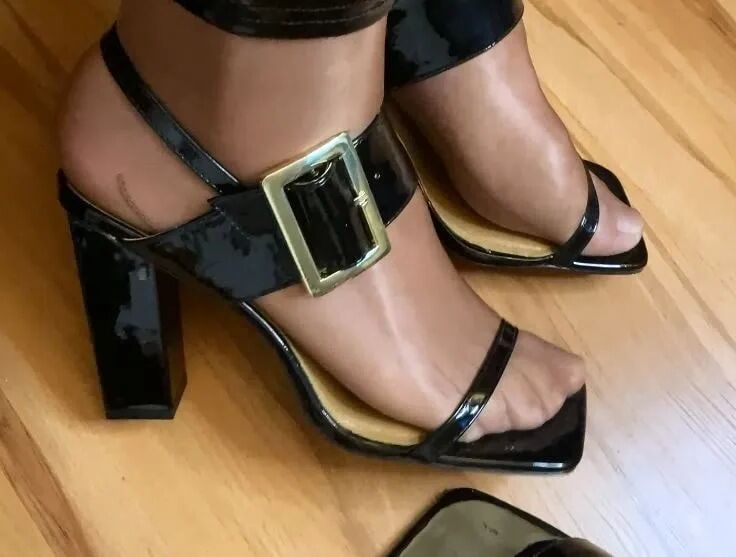 Acht Paar Sandalen mit schwarzem Absatz – 29 Bilder