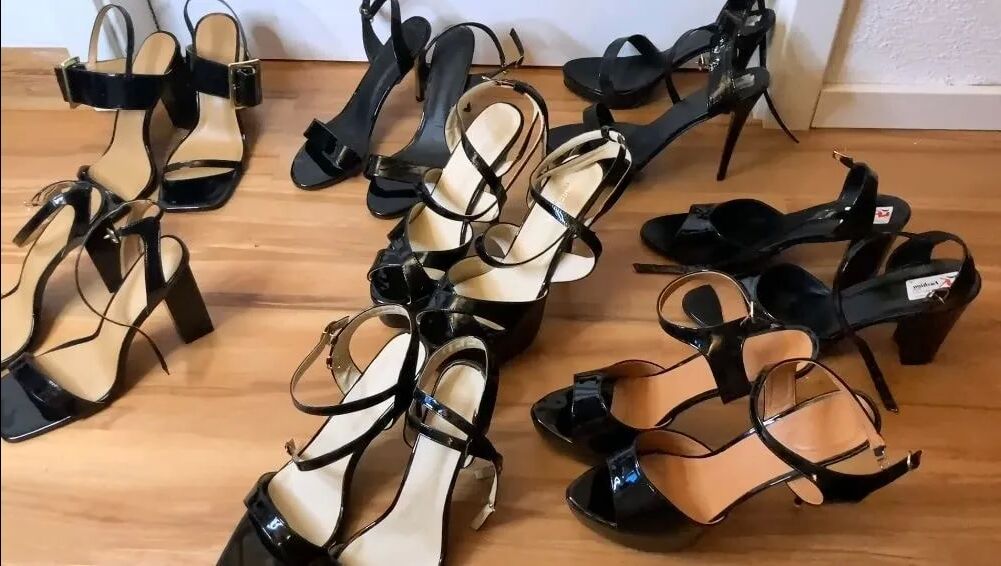 Acht Paar Sandalen mit schwarzem Absatz – 29 Bilder