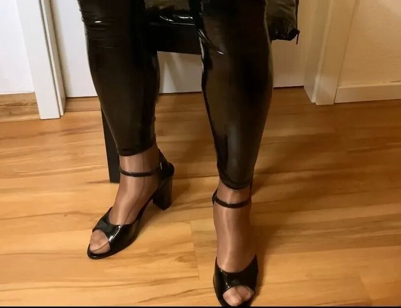 Acht Paar Sandalen mit schwarzem Absatz – 29 Bilder
