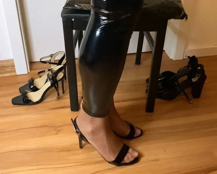 Acht Paar Sandalen mit schwarzem Absatz – 29 Bilder