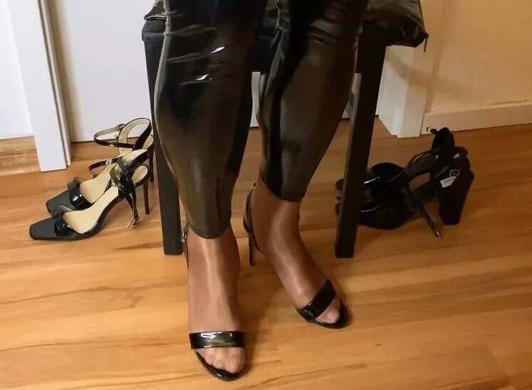 Acht Paar Sandalen mit schwarzem Absatz – 29 Bilder
