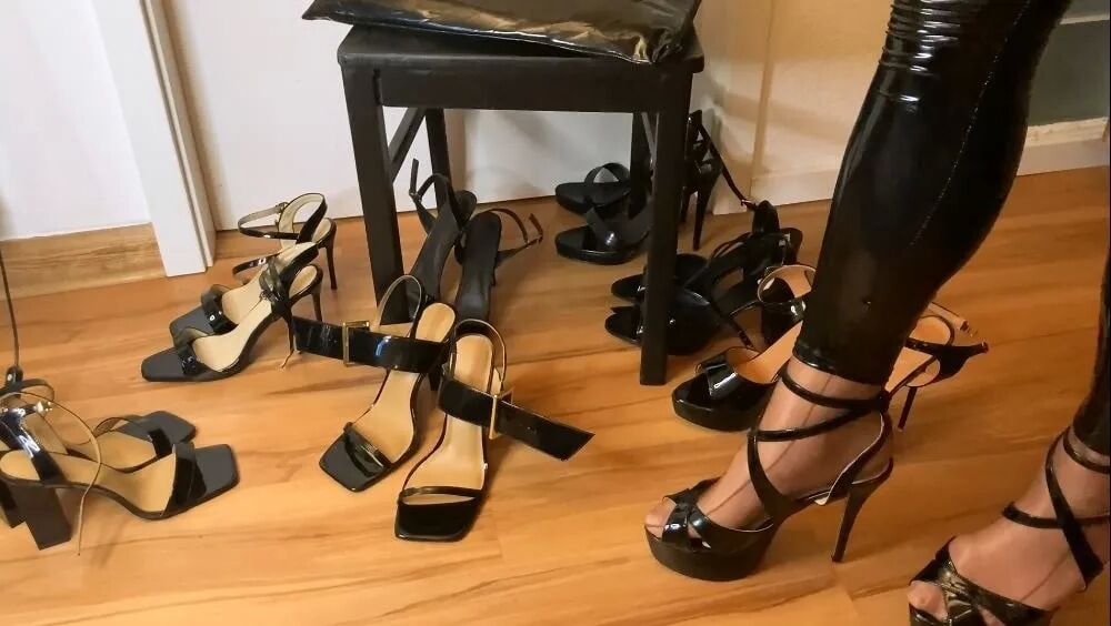 Acht Paar Sandalen mit schwarzem Absatz – 29 Bilder