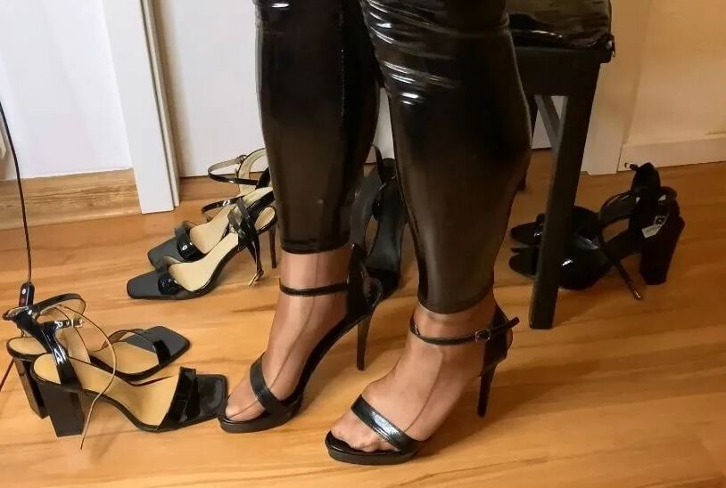 Acht Paar Sandalen mit schwarzem Absatz – 29 Bilder