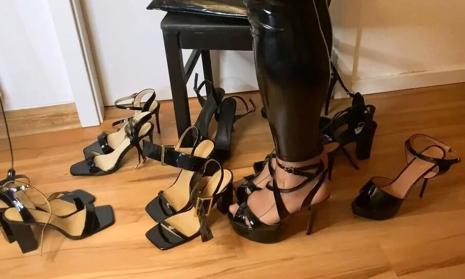 Acht Paar Sandalen mit schwarzem Absatz – 29 Bilder