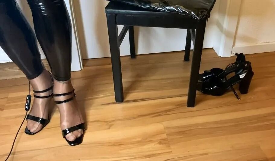 Acht Paar Sandalen mit schwarzem Absatz – 29 Bilder