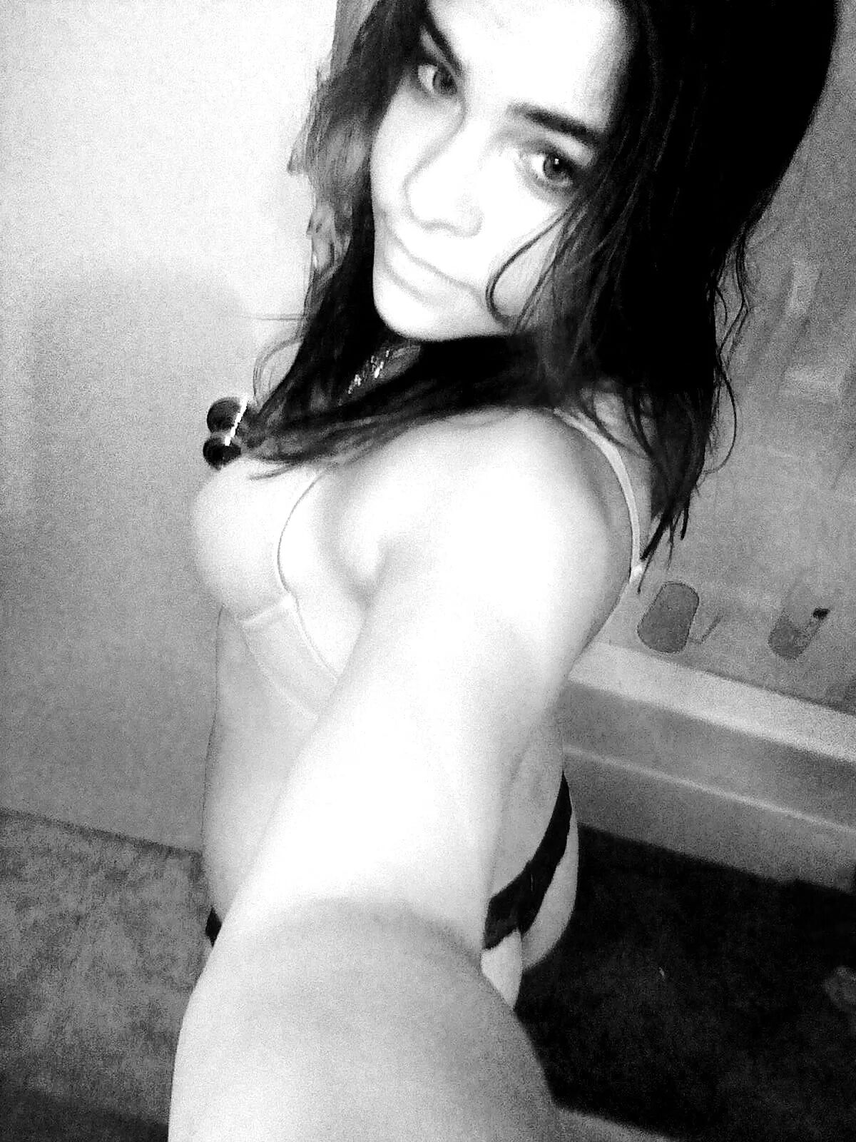 She's A Sexy Bitch wink wink - 5 Pics