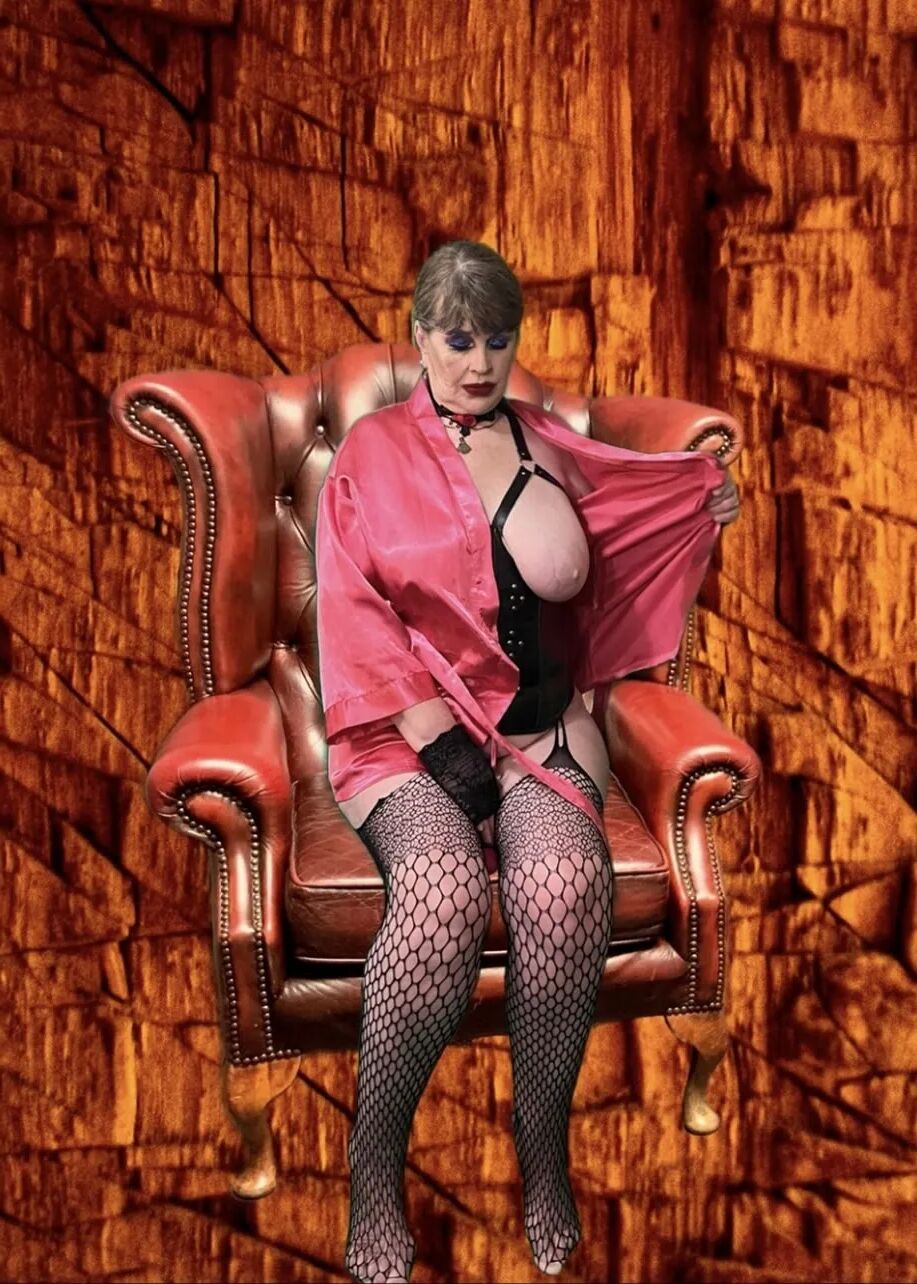 Granny Carmen Ready to PEG - 70 Pics