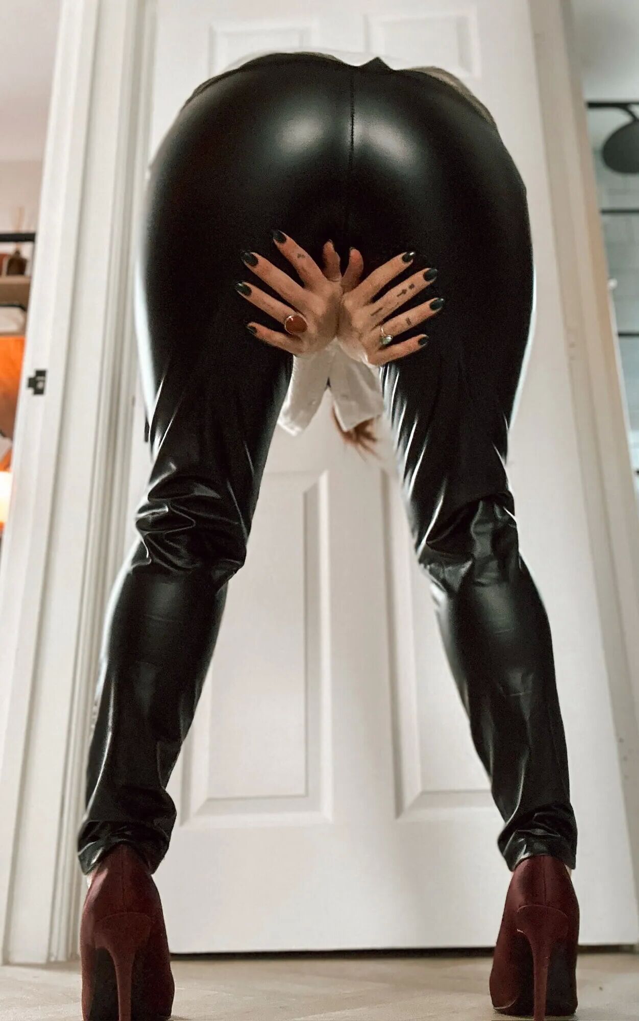 Tight trousers - 8 Pics