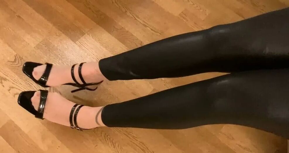 Leggings, Sandals, Nylon Feet - 18 Pics