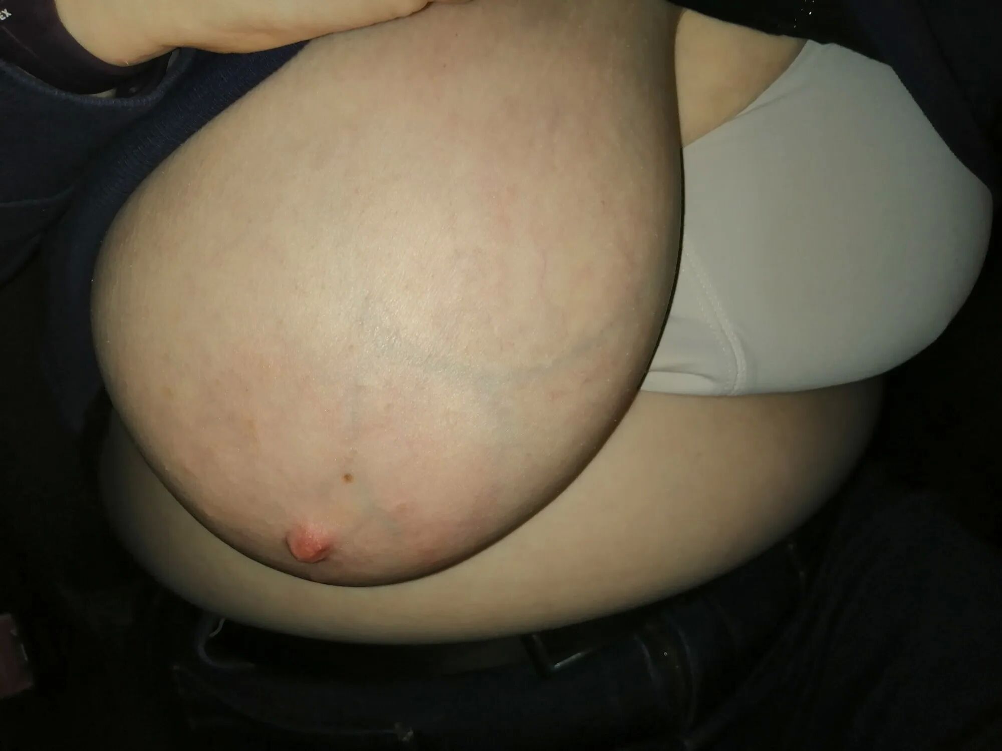 Tits in a car - 46 Pics