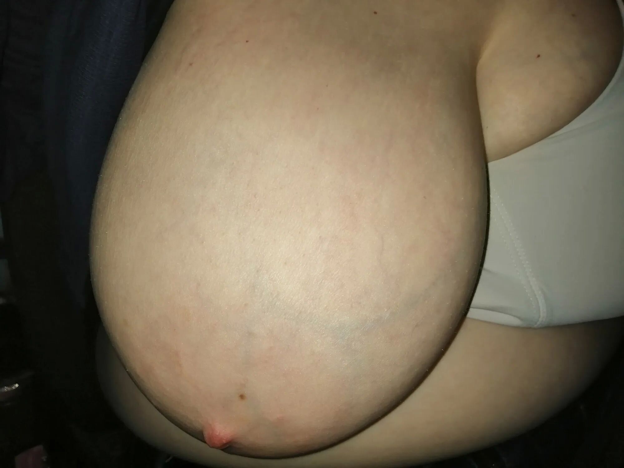 Tits in a car - 46 Pics
