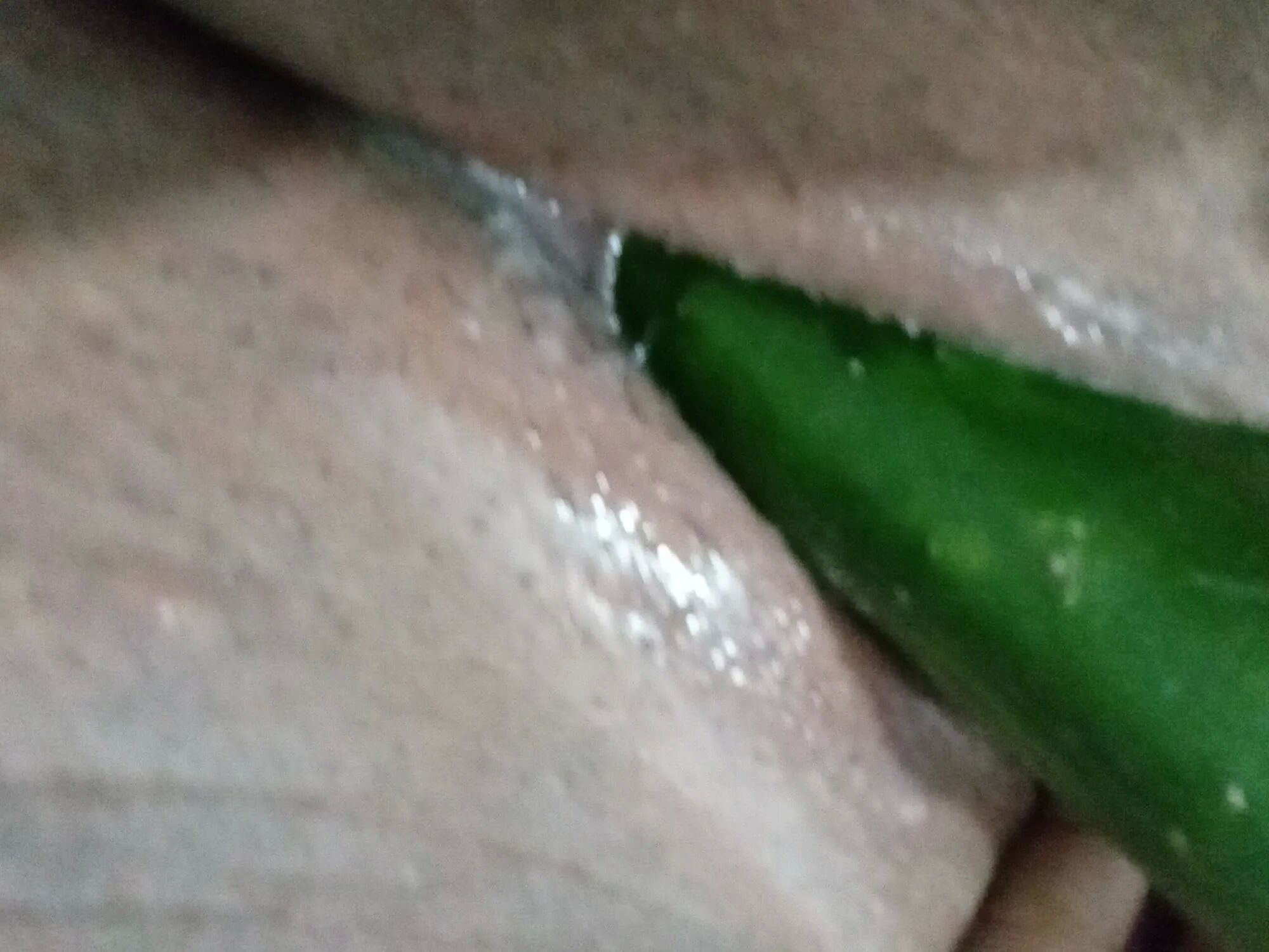 Sticking cucumber in fat pussy - 6 Pics