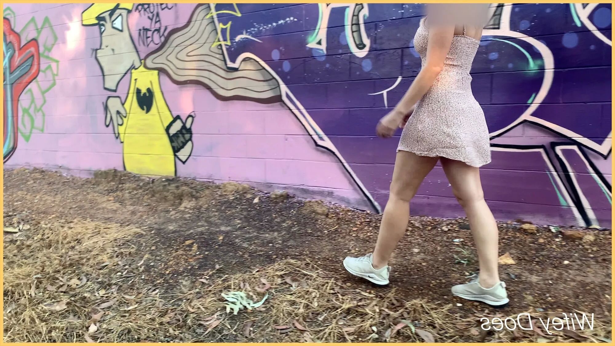 Wifey heads out with no panties - 26 Pics