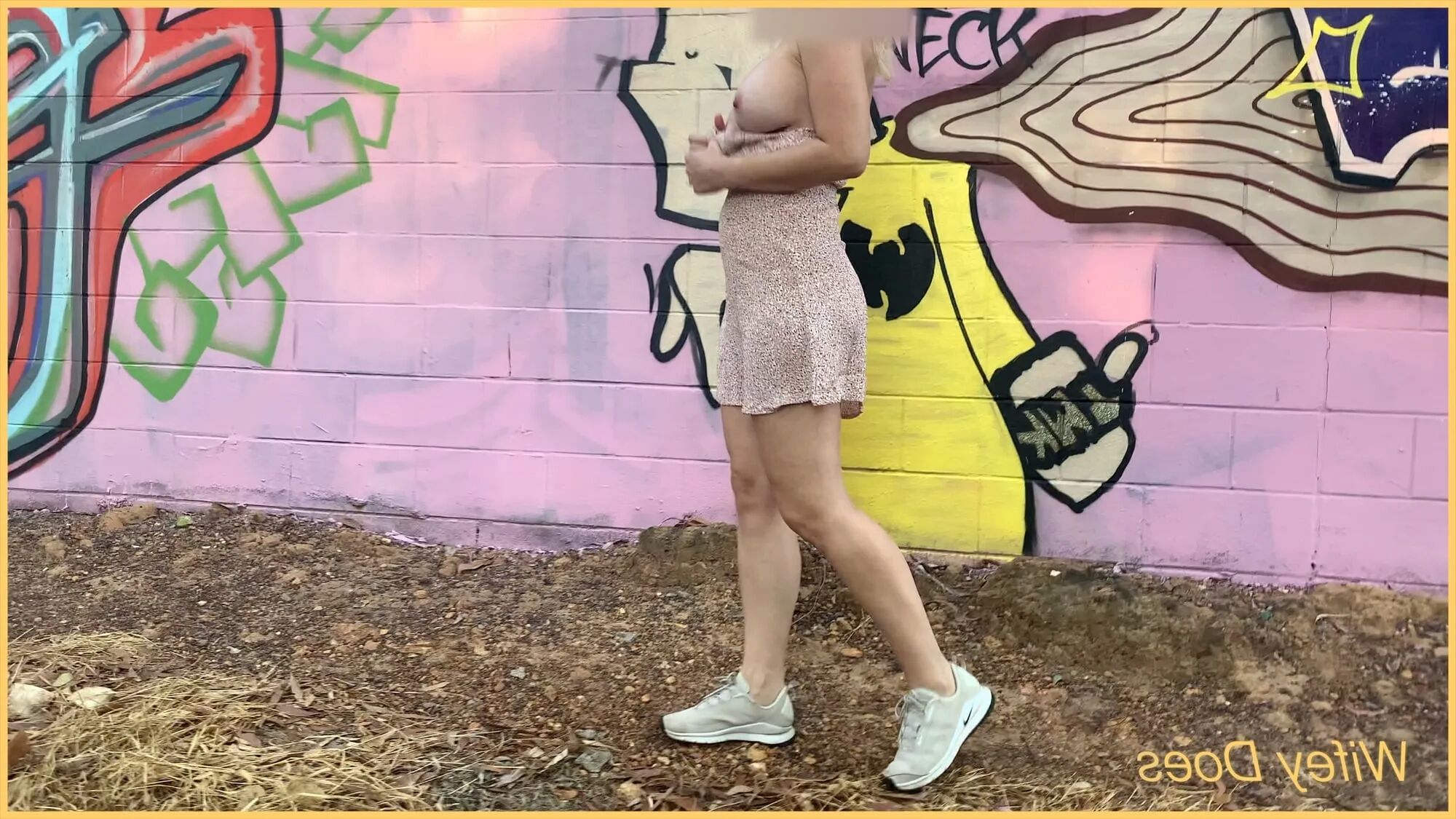 Wifey heads out with no panties - 26 Pics