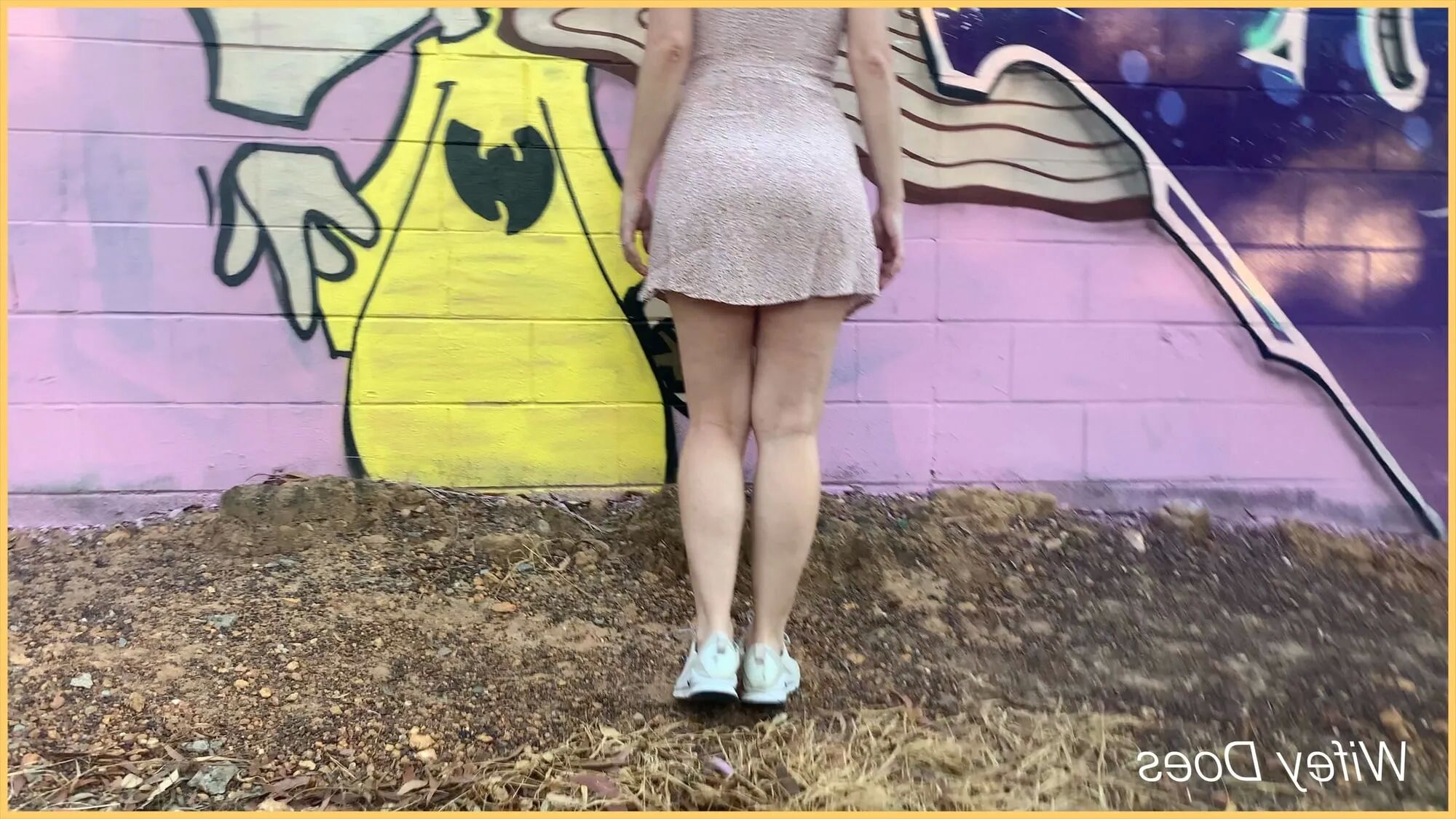 Wifey heads out with no panties - 26 Pics