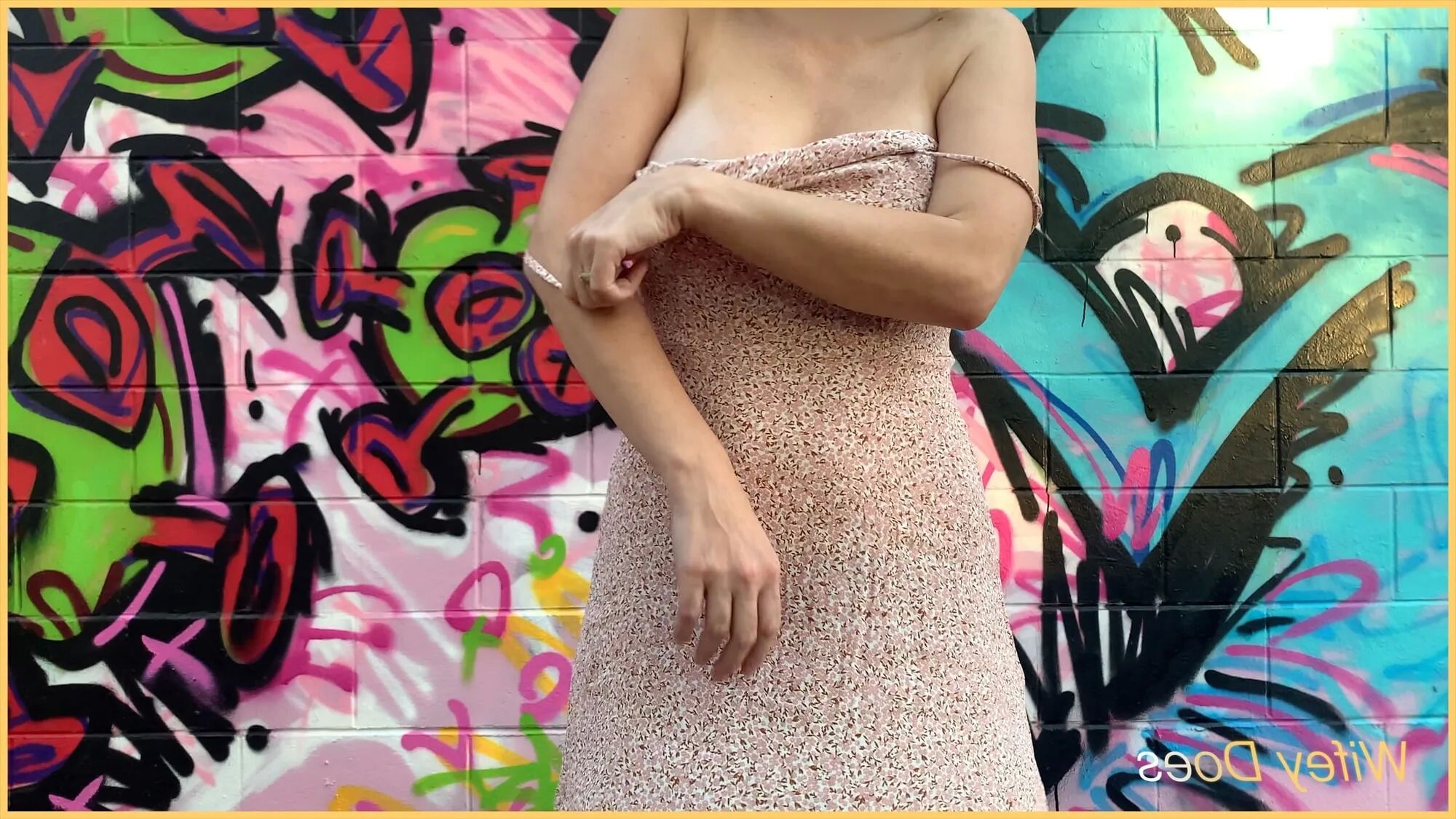 Wifey heads out with no panties - 26 Pics