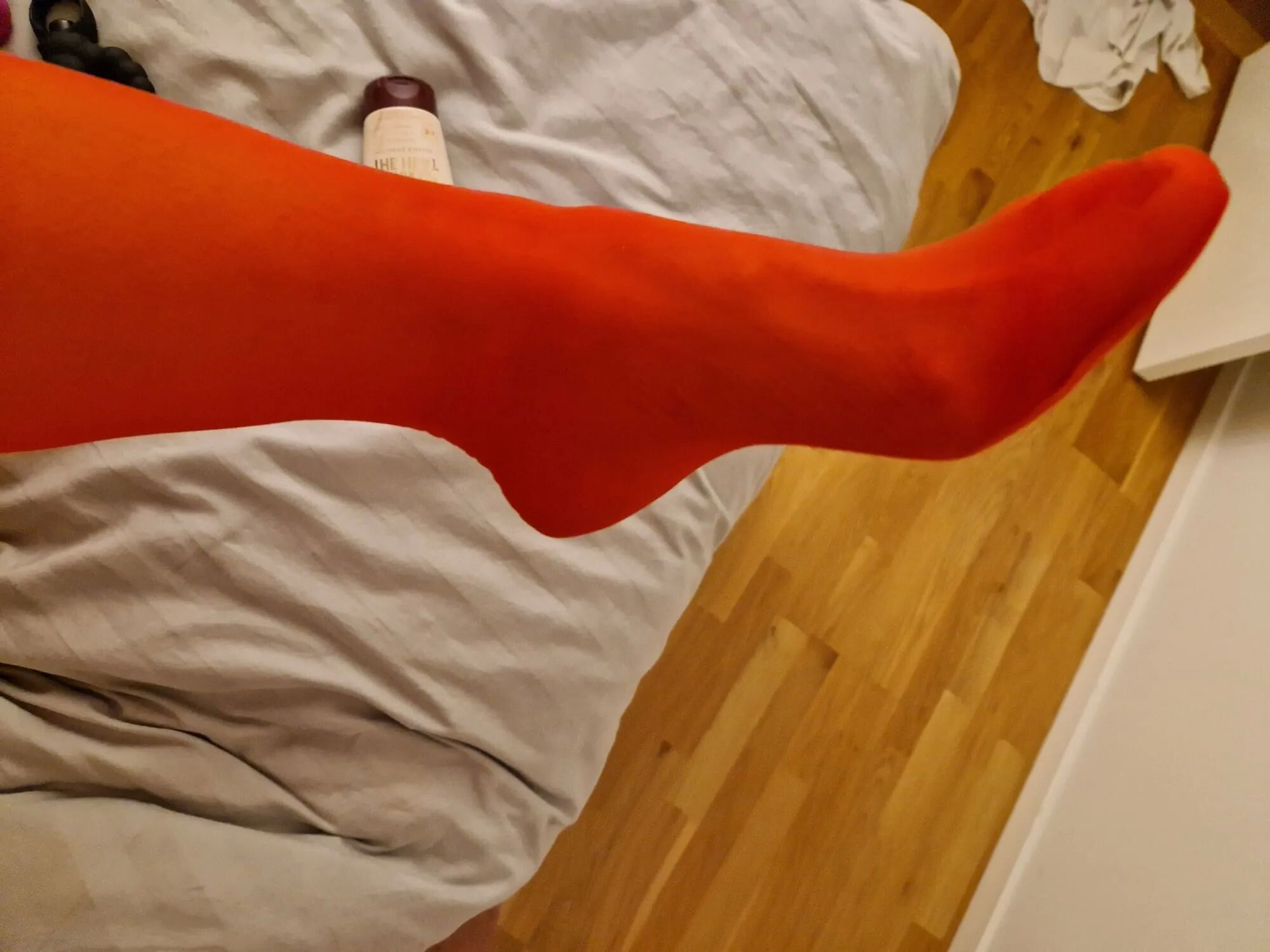 Felet in red nylon stayups - 10 Pics
