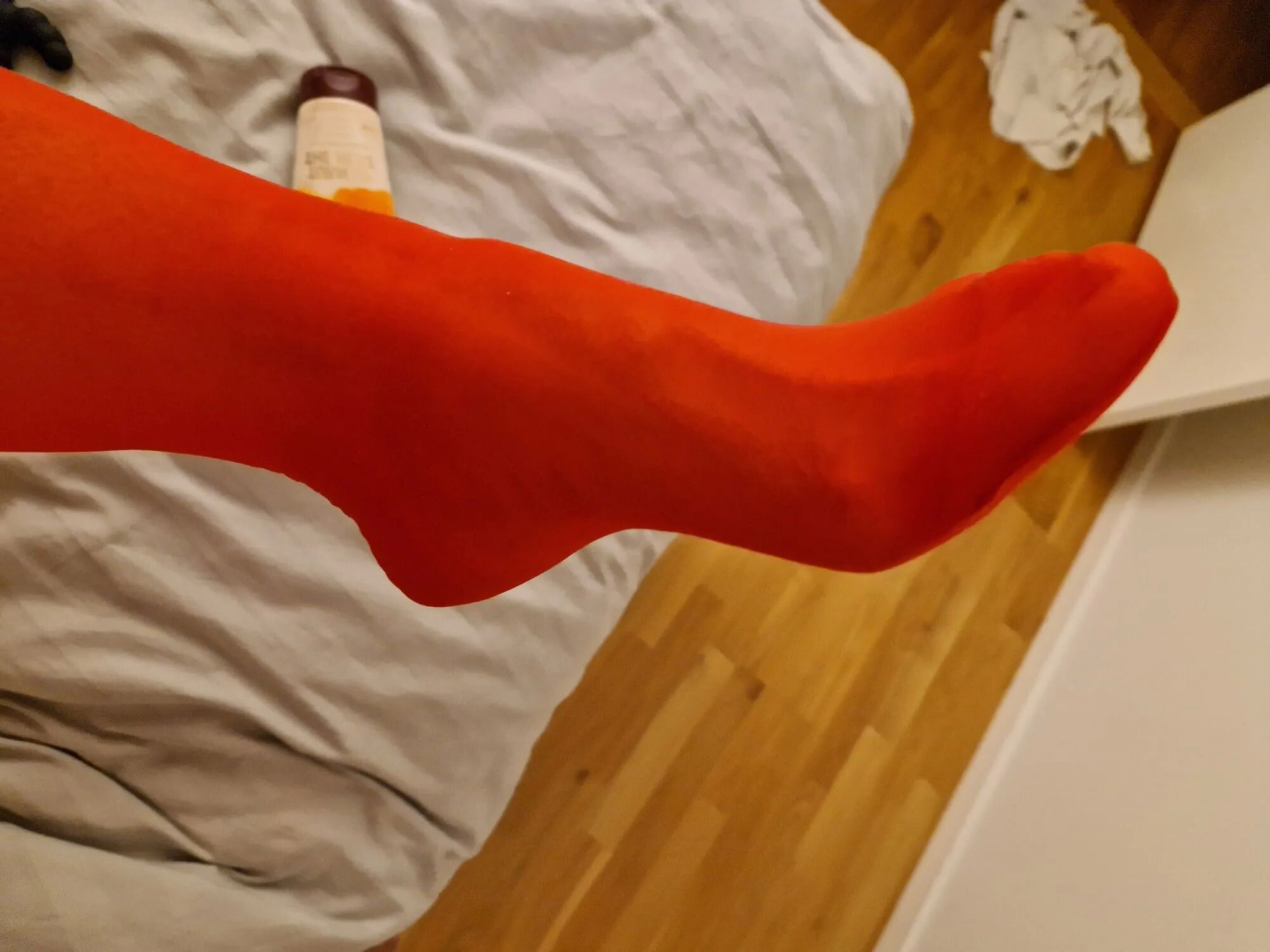 Felet in red nylon stayups - 10 Pics