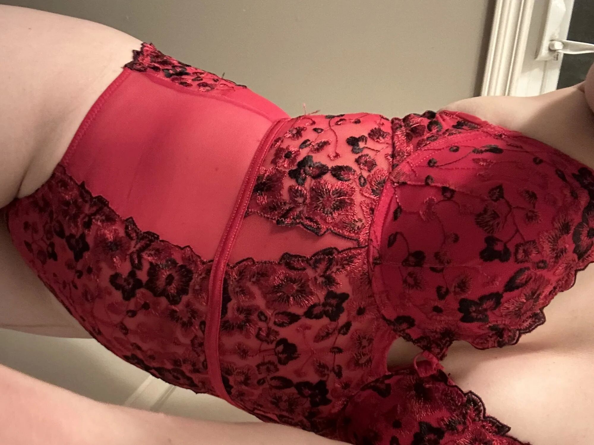 Horny Mama 420 in RED!!!! - 11 Pics