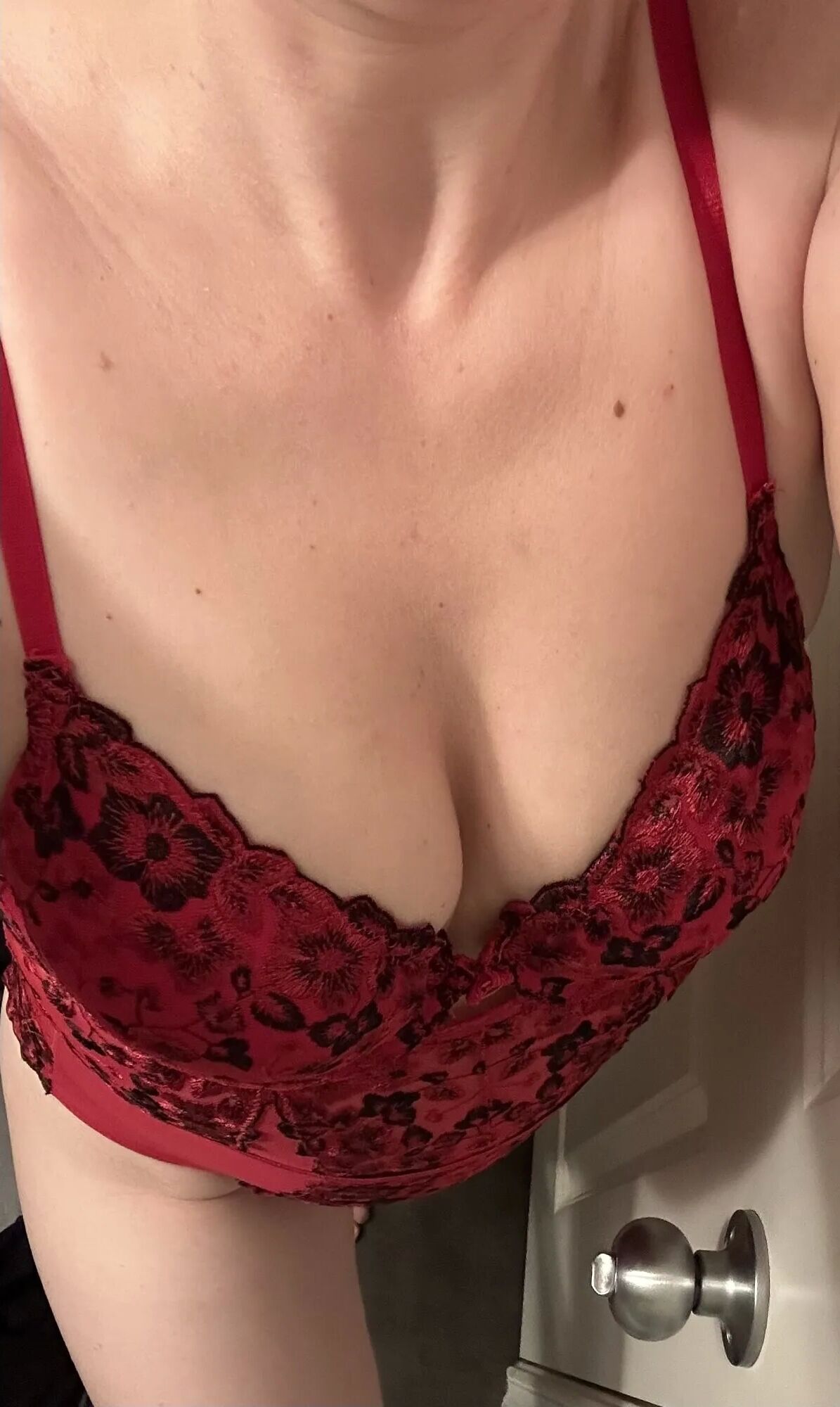 Horny Mama 420 in RED!!!! - 11 Pics