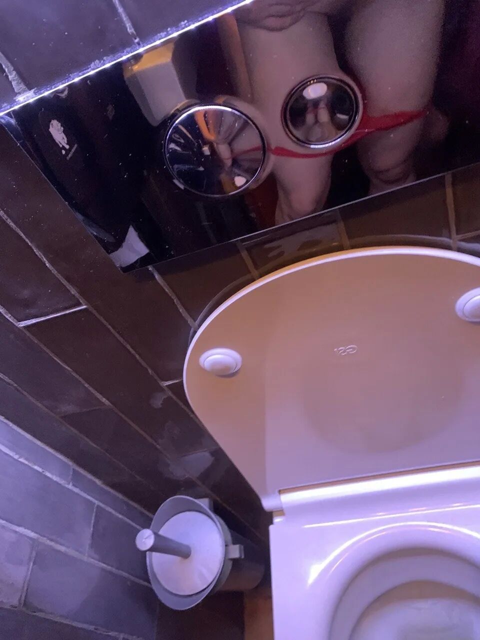 Sex in the night club toilete - 8 Pics