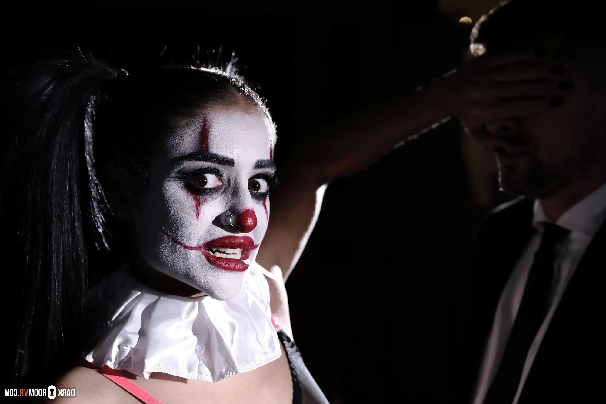 Hübsches Clownmädchen will einen großen Schwanz in gruseligem VR-Porno – 150 Bilder