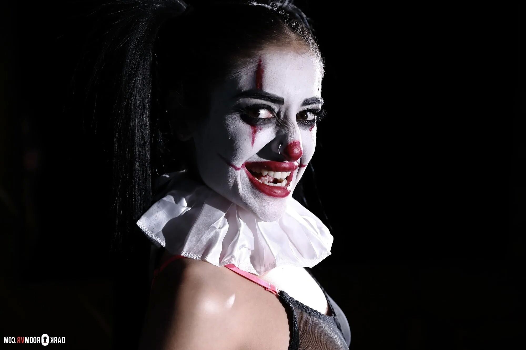 Hübsches Clownmädchen will einen großen Schwanz in gruseligem VR-Porno – 150 Bilder