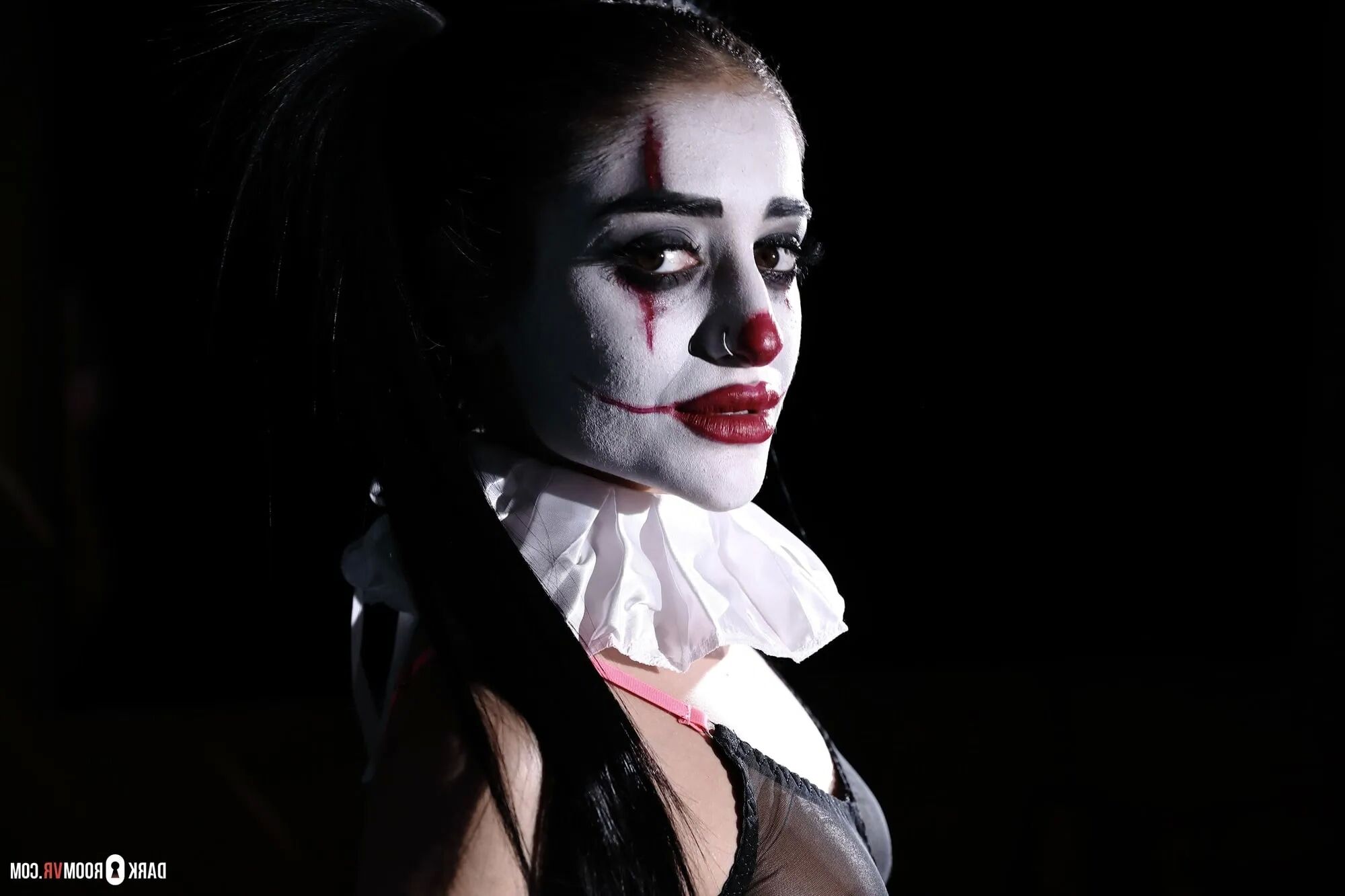Hübsches Clownmädchen will einen großen Schwanz in gruseligem VR-Porno – 150 Bilder